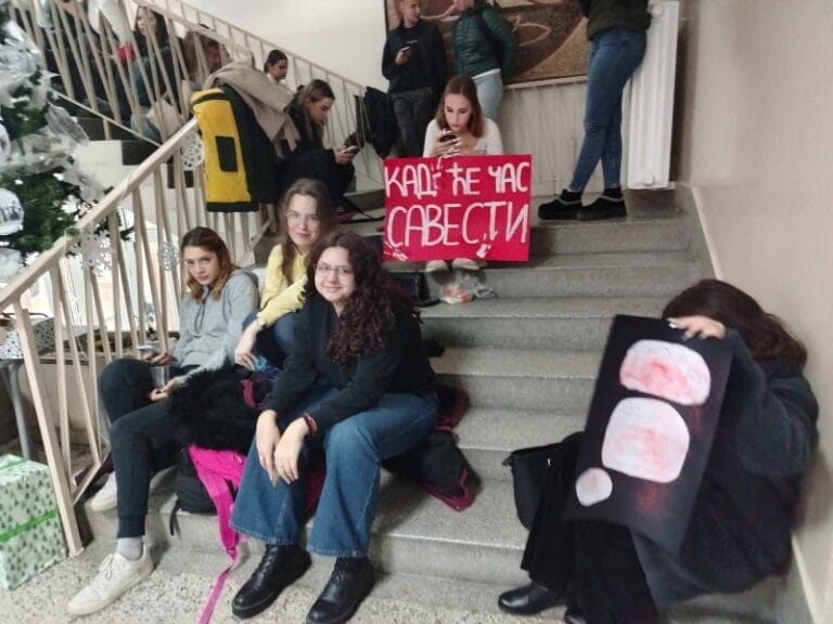 Gimnazijalci iz Požarevca obustavili nastavu i blokirali deo Kosovske