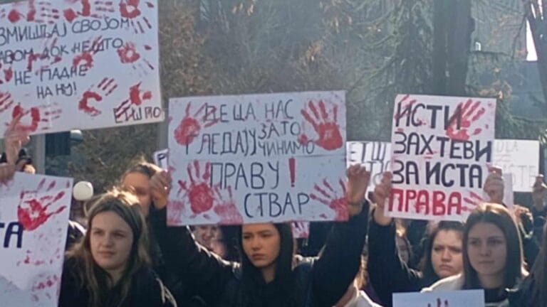 Maturanti Ekonomske blokirali ulicu Jovana Šerbanovića u Požarevcu