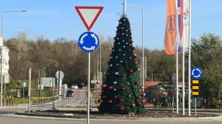 Postavljena jelka u Kostolcu