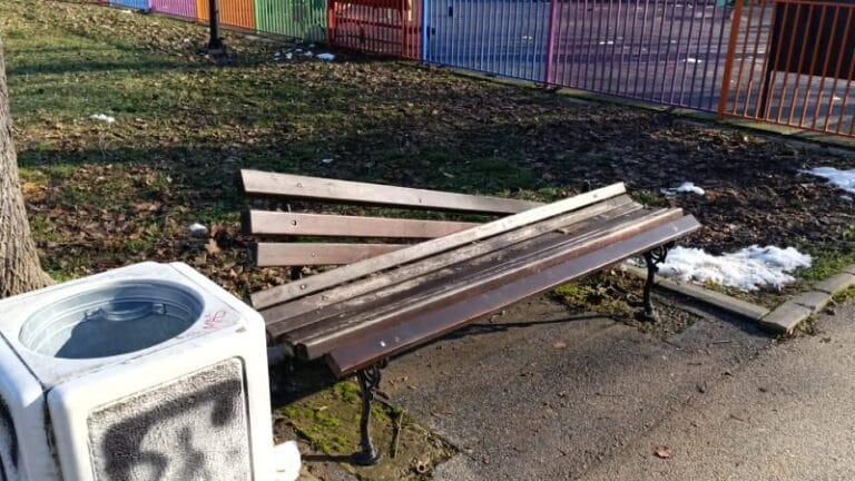 Uništene sve klupe u parku i saobraćajna signalizacija (FOTO)