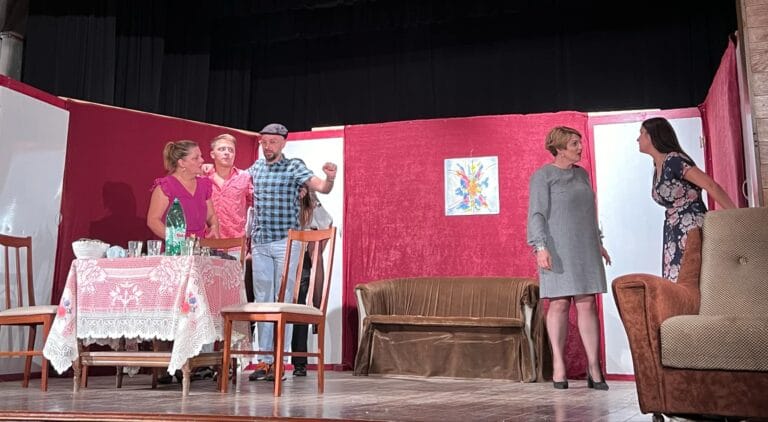 Spuštena zavesa na 8. “Štap i kanap”