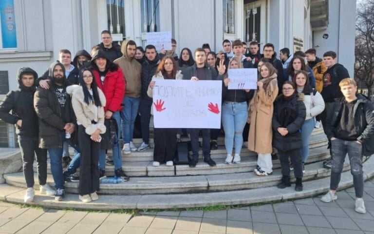 Maturanti Politehničke šalju podršku i ljubav studentima (VIDEO)