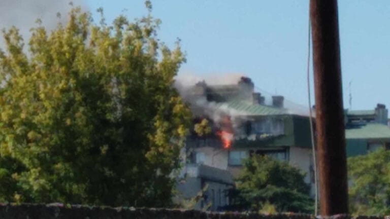 Požar na krovu stambene zgrade