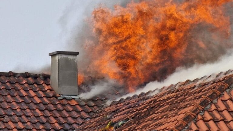 Policajci spasili čoveka iz požara