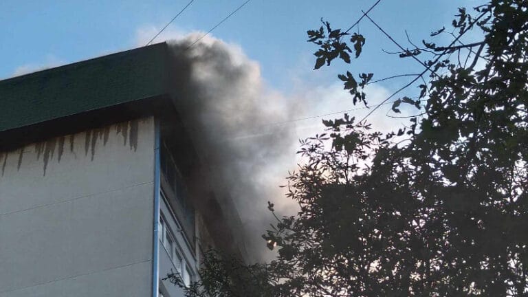 Ugašen požar na stambenoj zgradi, nema povređenih