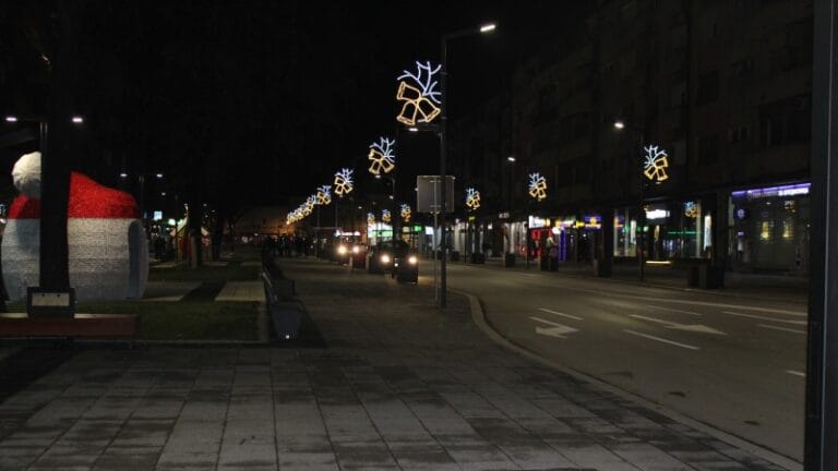 Počelo je kićenje grada