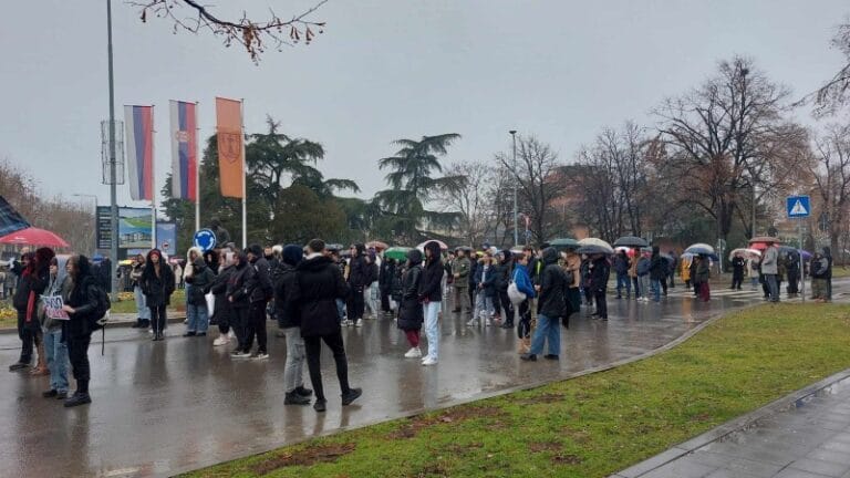 Blokada kružnog toka i skup u dvorištu ETŠ Požarevac (FOTO, VIDEO)