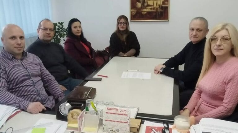 Aktiv direktora: Smatramo da niko ne sme deci da oduzima pravo na obrazovanje