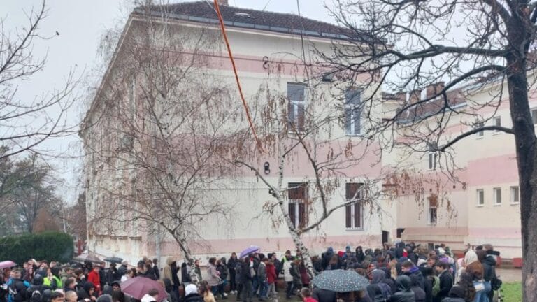 Uprava ETŠ: Otvoreni smo za svaki vid razgovora sa učenicima