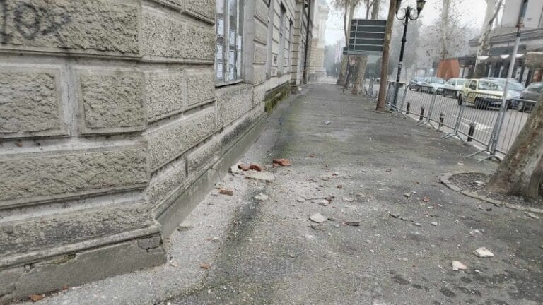 Nastavlja se obrušavanje fasade Doma vojske