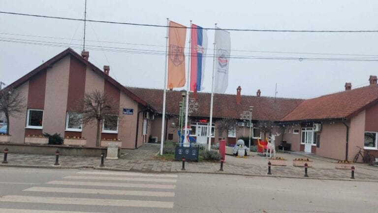 Šesnaestominutna tišina, pa blokada ispred opštine