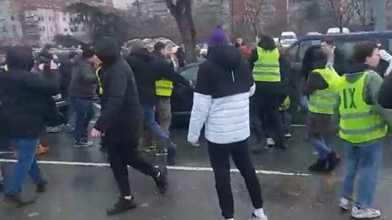 Kolima se zaletela na okupljene građane pa udarila studentkinju