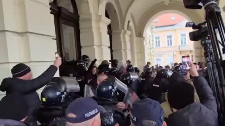 Završena višesatna blokada Gradske kuće u Novom Sadu