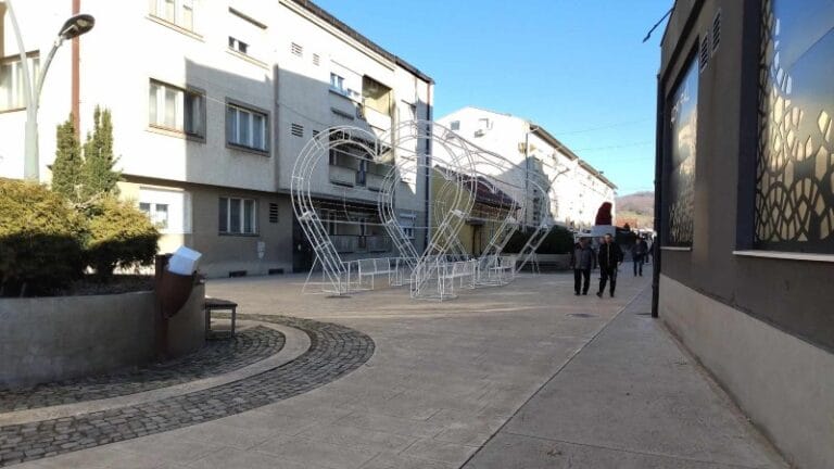 Lomljenje božićne česnice u Petrovcu