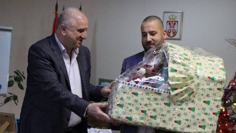 Pokloni za prvorođenu bebu u 2025. godini