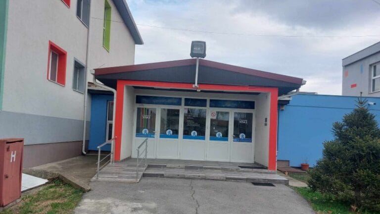 Skup podrške prosvetnim radnicima u dvorištu kostolačke škole