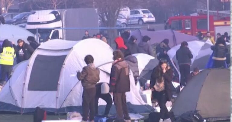 Studenti beogradskih fakulteta prenoćili na stadionu u Inđiji