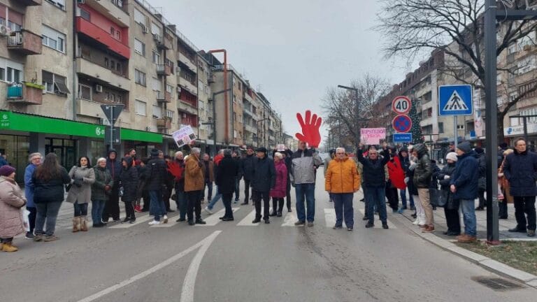 Maturanti i građani odali poštu žrtvama pada nadstrešnice