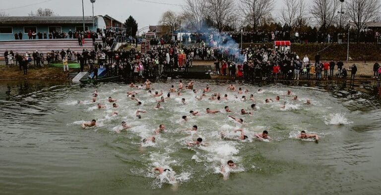 Plivanje za Časni krst širom Braničevskog okruga (FOTO)