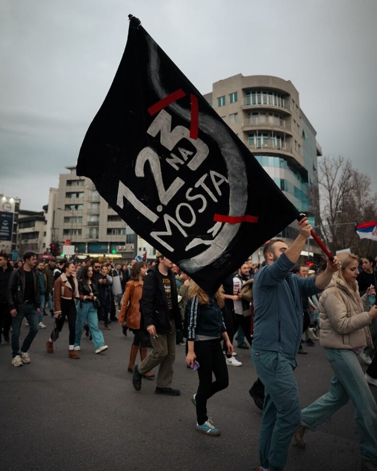 Tri meseca od tragedije u Novom Sadu – blokada tri mosta i odavanje pošte žrtvama