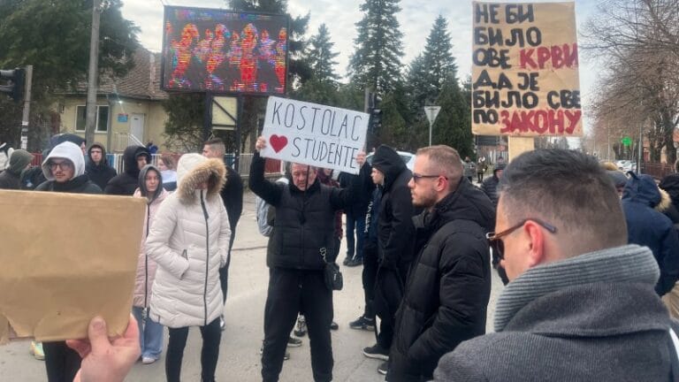 Protest i ispred prostorija SNS u Kostolcu