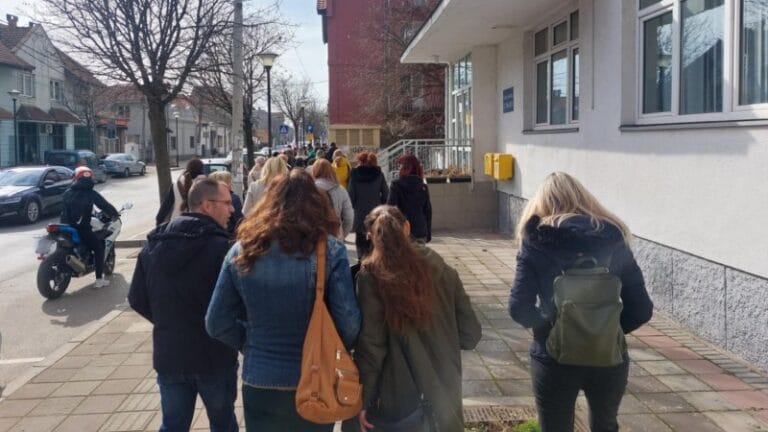 Prosvetari i maturanti pešače do Lučice