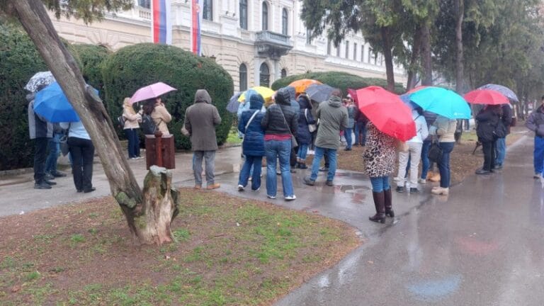 Kod kružnog toka – tišina, ispred Školske uprave – buka (FOTO, VIDEO)