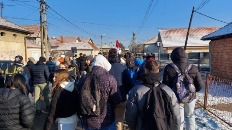 Maturanti pozivaju građane da im se pridruže u šetnji do Velikog Gradišta