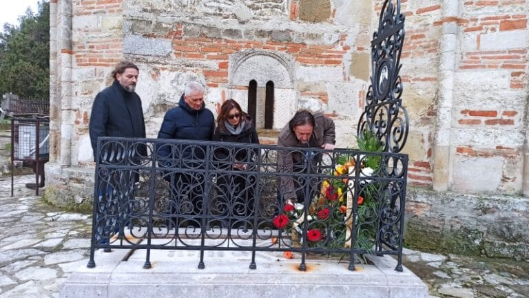 Predstavnici UNS-a juče položili venac na grob Dimitrija Davidovića u Smederevu