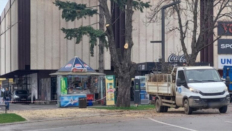 Grana pala na vozilo u centru grada