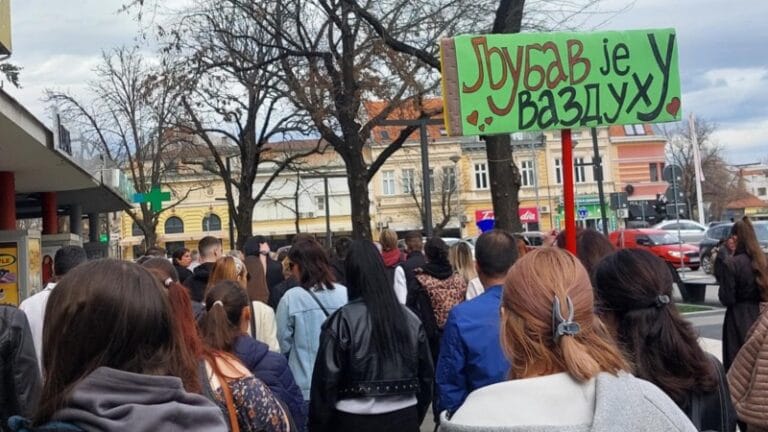 Protest ispred muzičke škole u Požarevcu (FOTO)