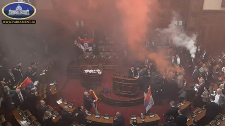 Tužilaštvo naložilo da se utvrdi ko je uneo i upotrebio pirotehnička sredstva u Skupštini