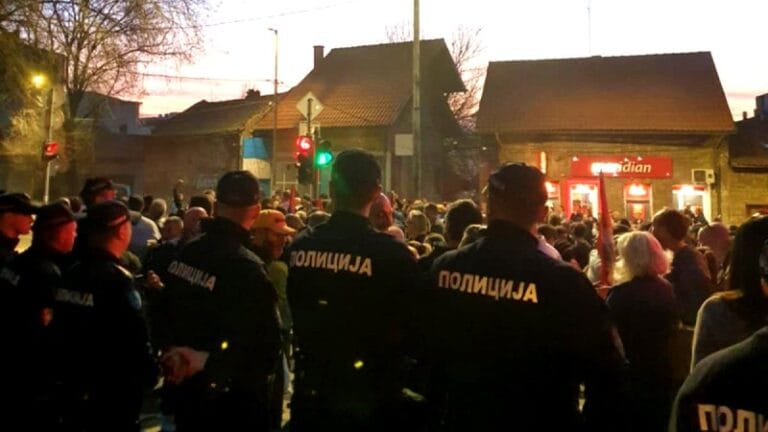 Smederevci protestuju protiv dolaska Vučića (VIDEO)