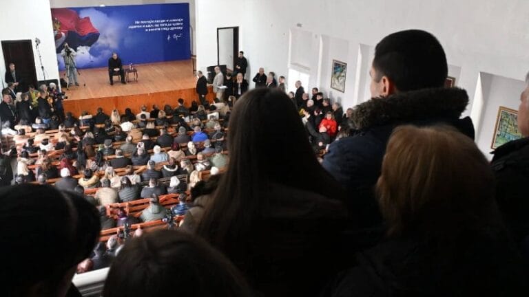 Vučić u Krepoljinu obećao million evra za školu