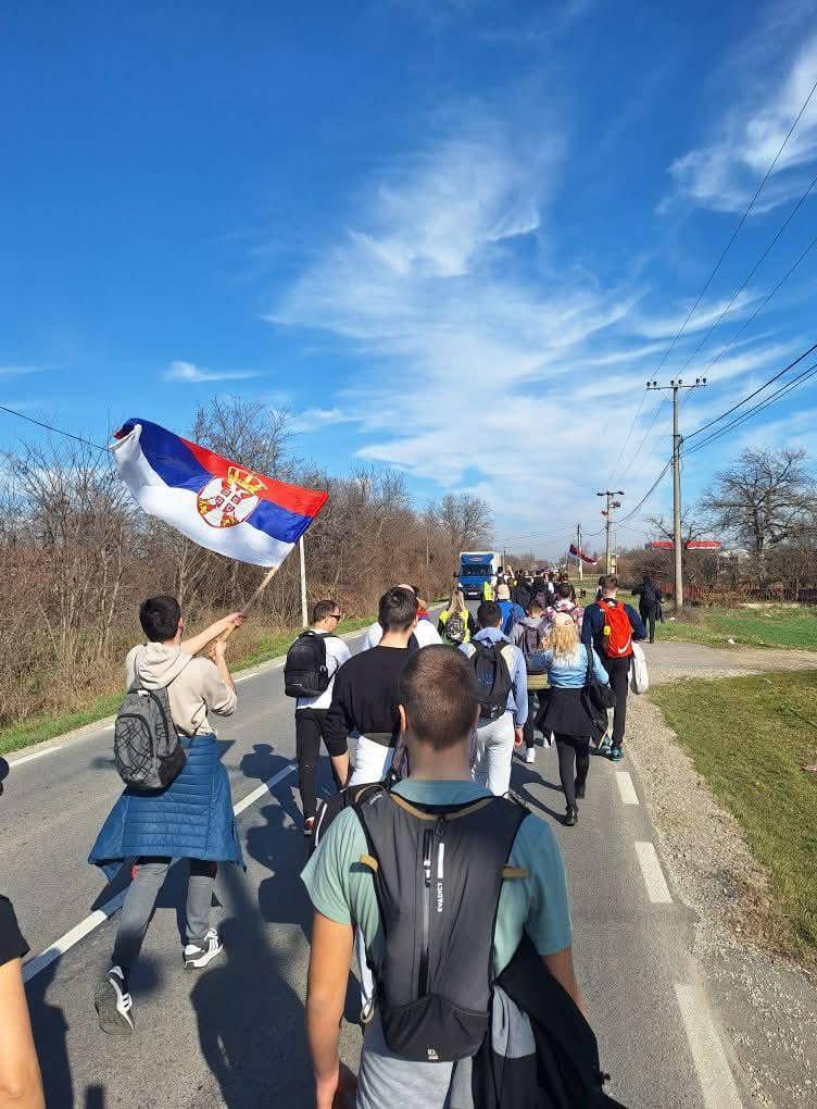 Maturanti i studenti iz Velike Plane krenuli pešice ka Smederevu