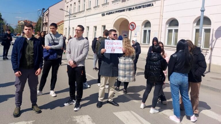 Protest i 16 minuta tišine ispred Politehnike