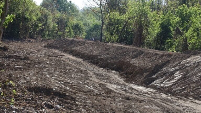 U toku radovi na uređenju nasipa u Kusiću