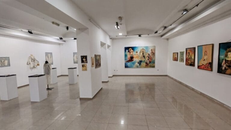 Otvorena izložba „Odežde za anđele“ u požarevačkoj galeriji