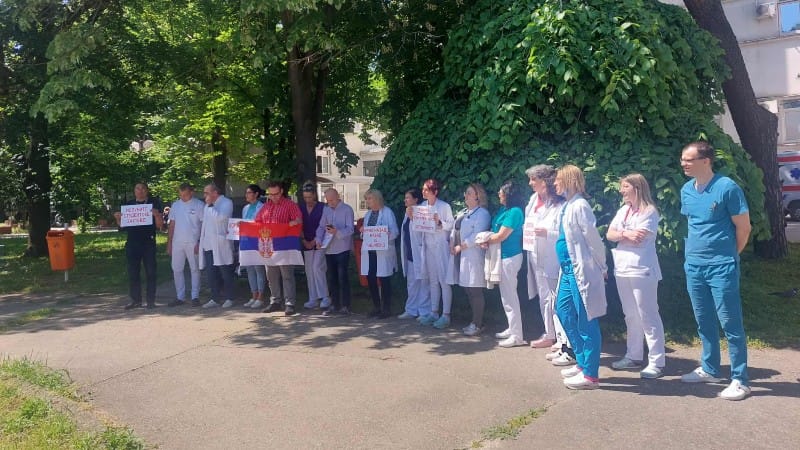 Tišina u dvorišu bolnice u Požarevcu 1 Protest bolnica 30. april