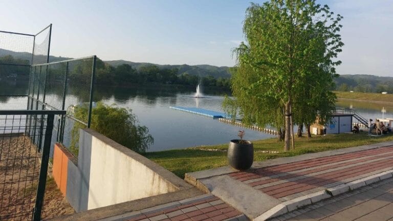 Noćni bazar pokraj Srebrnog jezera