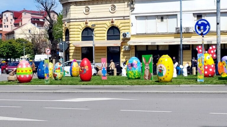 Mališani ukrasili centar grada (FOTO)