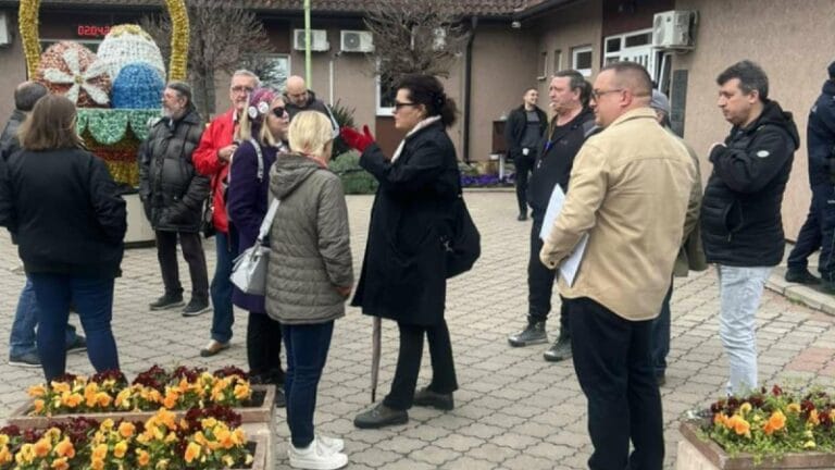 Skupština u Kostolcu protekla mirno, uz obezbeđenje i protest građana