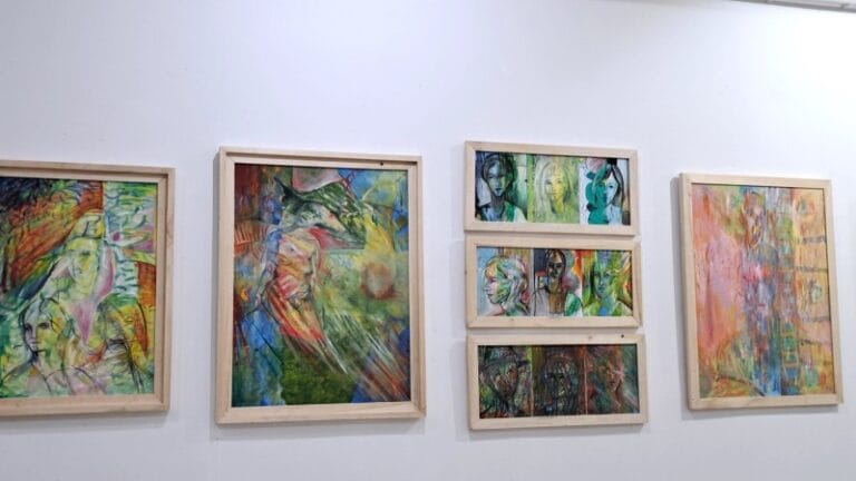 Izložba slika i skulptura u galeriji