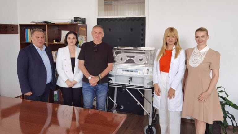 Princeza Katarina donirala transportni inkubator bolnici u Petrovcu