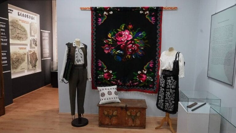 Izložba „Iza predmeta“ u Petrovcu do sredine septembra