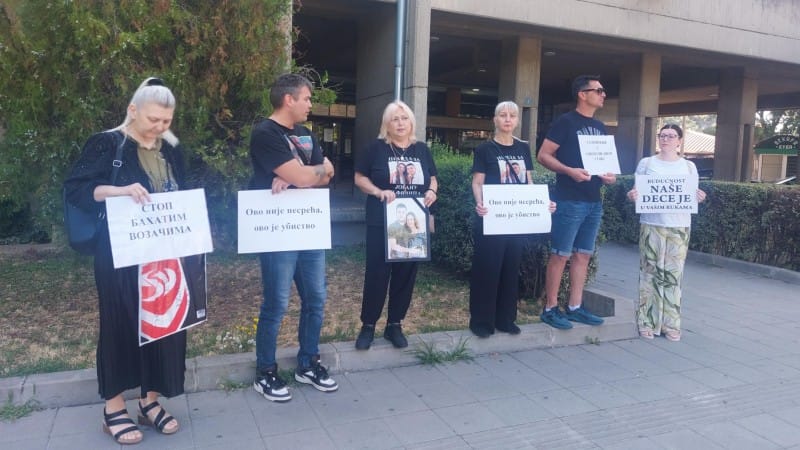 Porodice nastradalih ispred tužilaštva u Požarevcu 1 Jovana i Filip protest 1