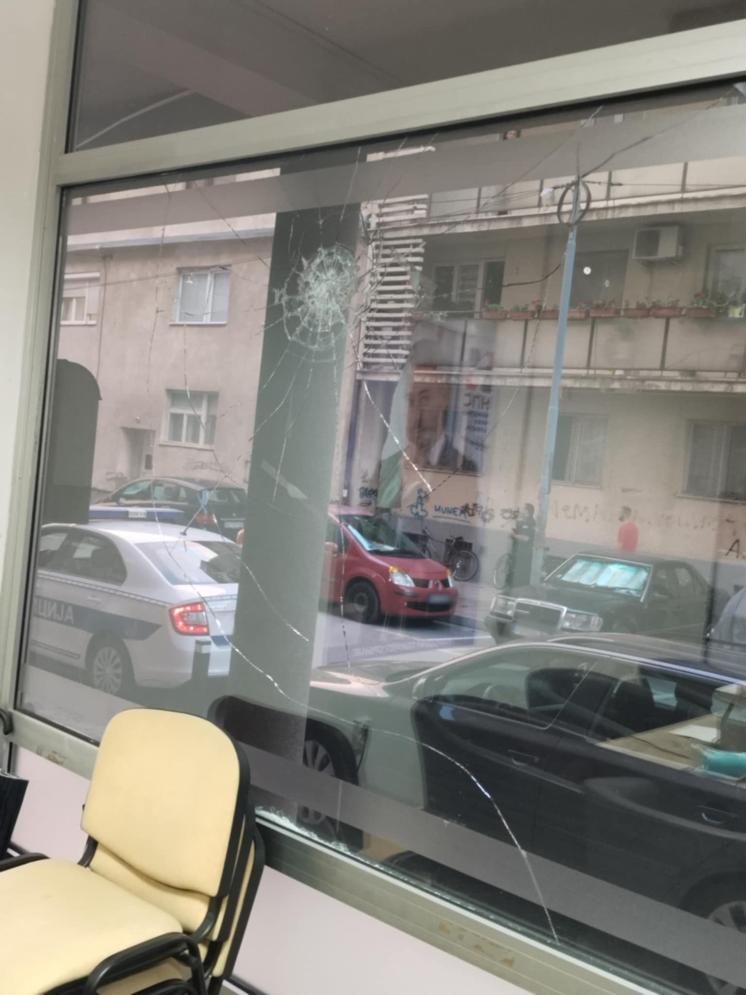 Razbijeno staklo na prostorijama NPS Požarevac 1 NPS Pozarevac1