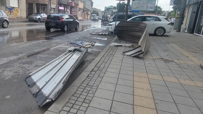 Olujno nevreme razaralo Požarevac, rušilo drveće i crepove (FOTO) 1 Nevreme Trg Radomira Vujovica