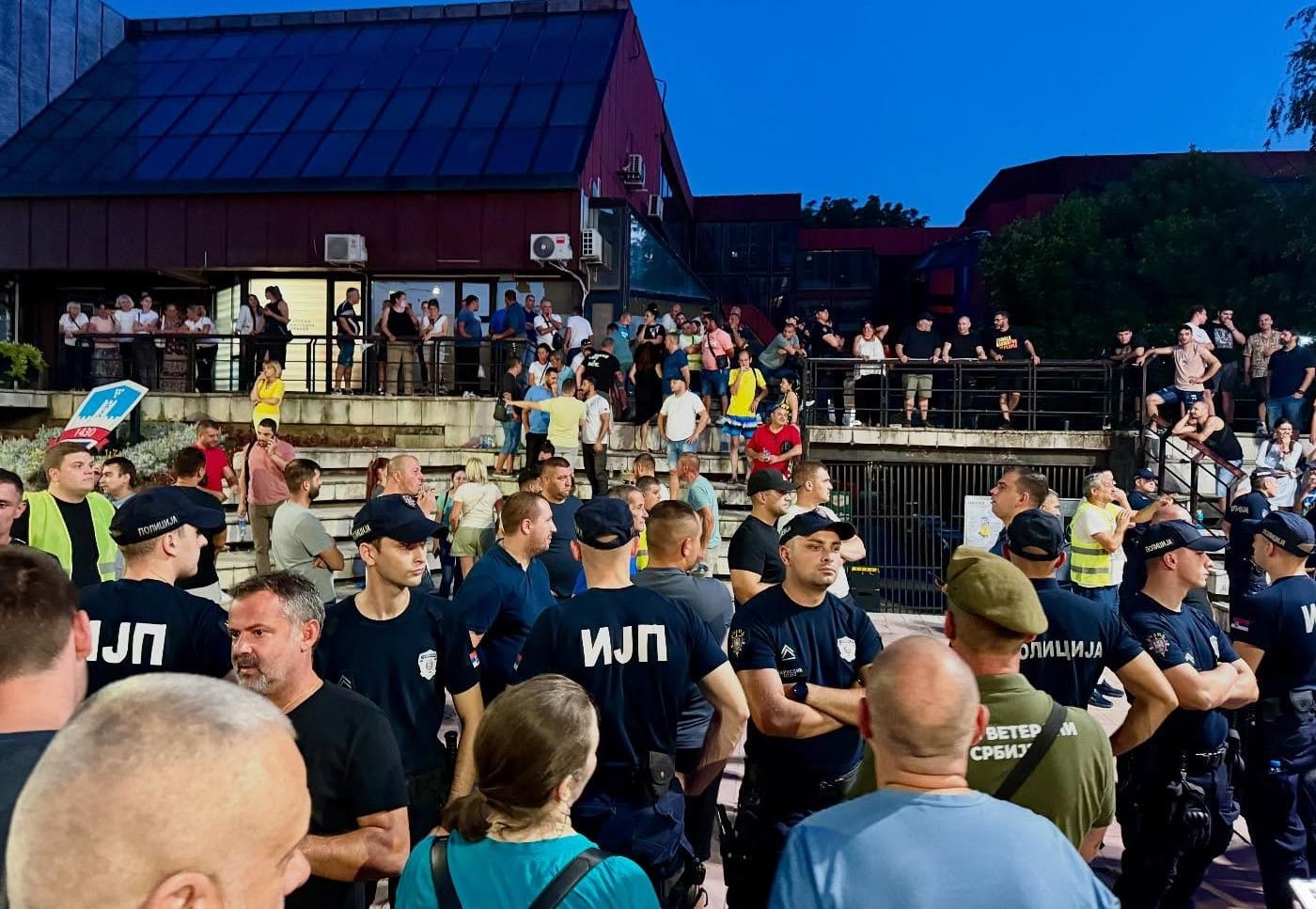 Protest u Smederevu – kordon policije razdvajao suprotstavljene građane 1 530893102 18303989530301047 8887800543227174631 n