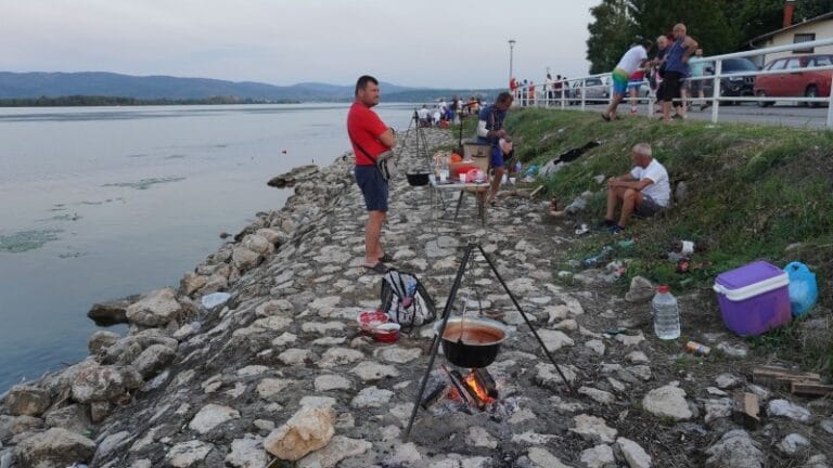 Najbolju riblju čorbu spremila ekipa iz Usija